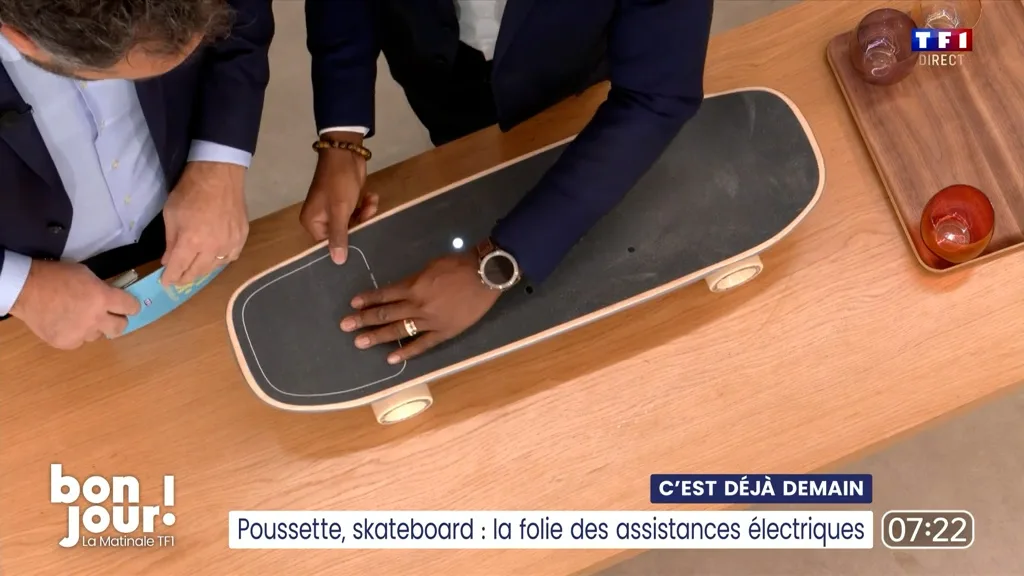 C'est déjà demain Poussette, skateboard, la folie des assistances électriques.00_01_07_20.Still001